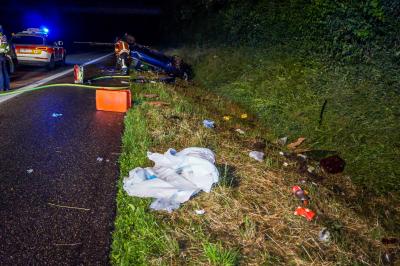 A81/Mundelsheim: PKW ueberschlaegt sich und landet im Graben